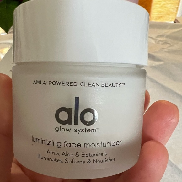 Alo Yoga Skincare, Alo Glow System, Luminizing Face Moisturizer, 2 fl oz (60ml) - Picture 2 of 3